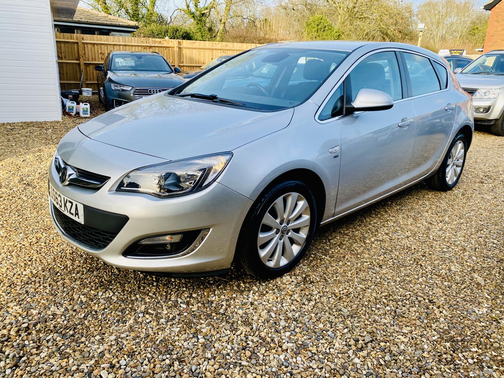 Vauxhall Astra 1.6 16v SE Hatchback 5dr Petrol Auto Euro 5 (115 ps)