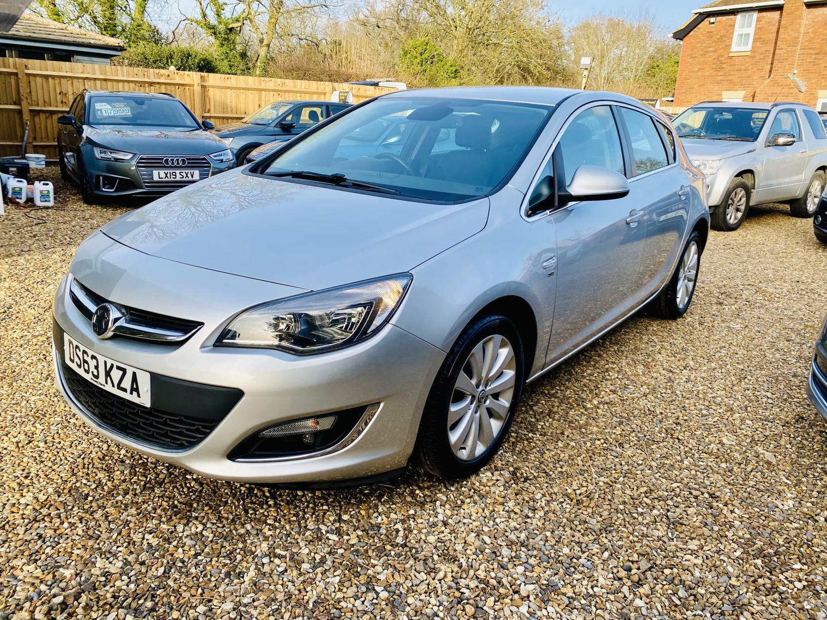 Vauxhall Astra 1.6 16v SE Hatchback 5dr Petrol Auto Euro 5 (115 ps)