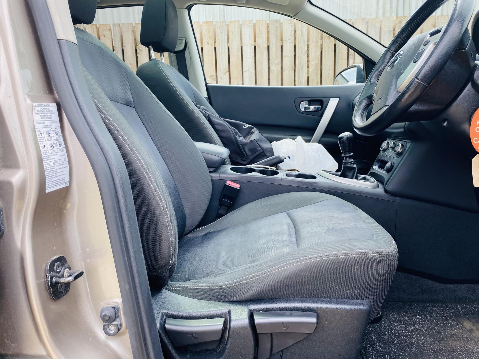 Nissan Qashqai 1.5 dCi n-tec SUV 5dr Diesel Manual 2WD Euro 5 (110 ps)
