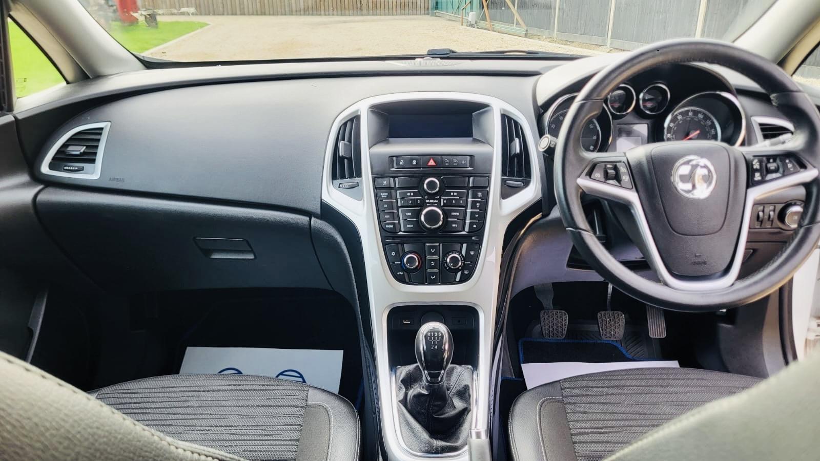 Vauxhall Astra 1.4i Excite Hatchback 5dr Petrol Manual Euro 6 (100 ps)