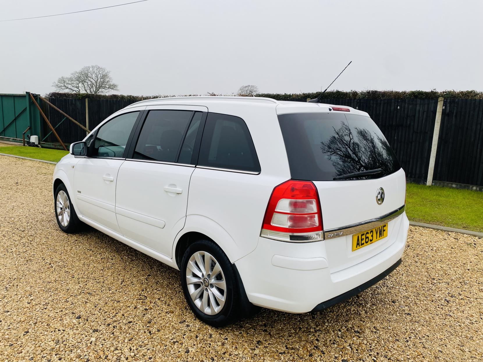 Vauxhall Zafira 1.8 16V Design MPV 5dr Petrol Manual Euro 5 (SNav) (140 ps)