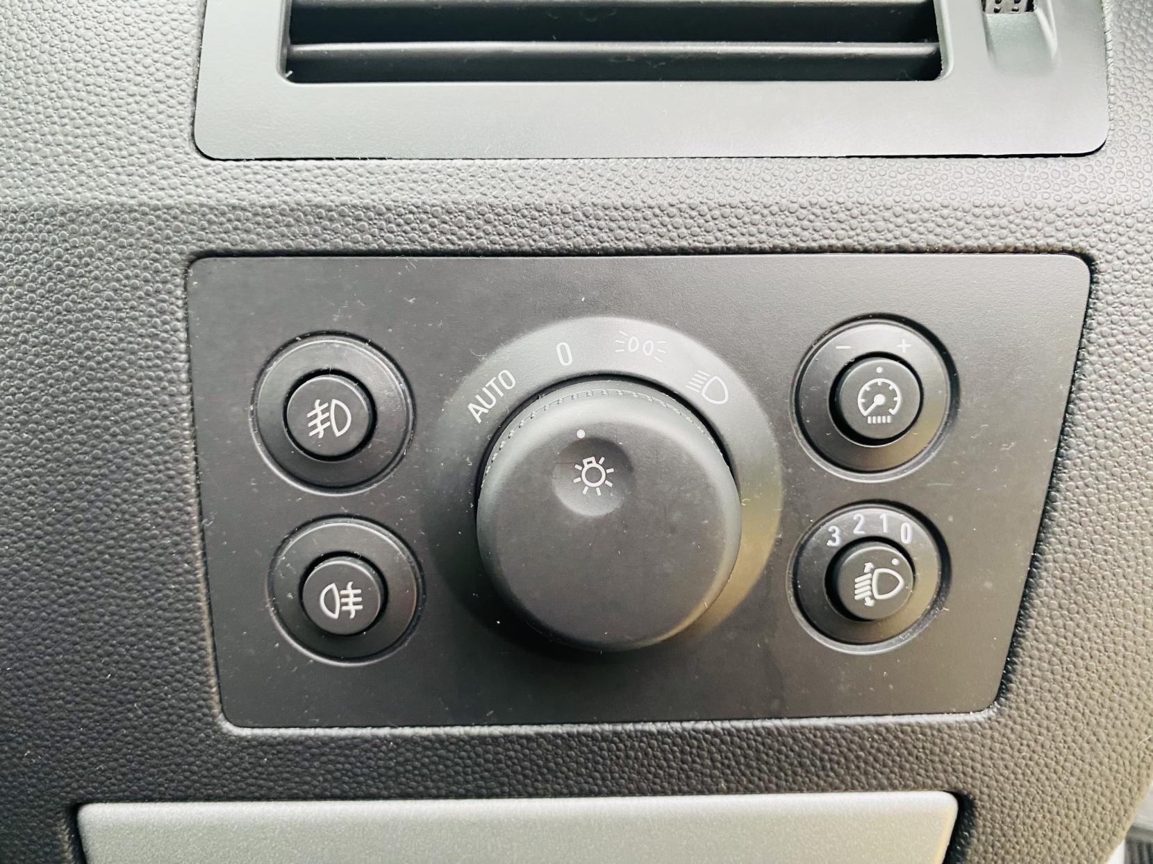 Vauxhall Zafira 1.8 16V Design MPV 5dr Petrol Manual Euro 5 (SNav) (140 ps)