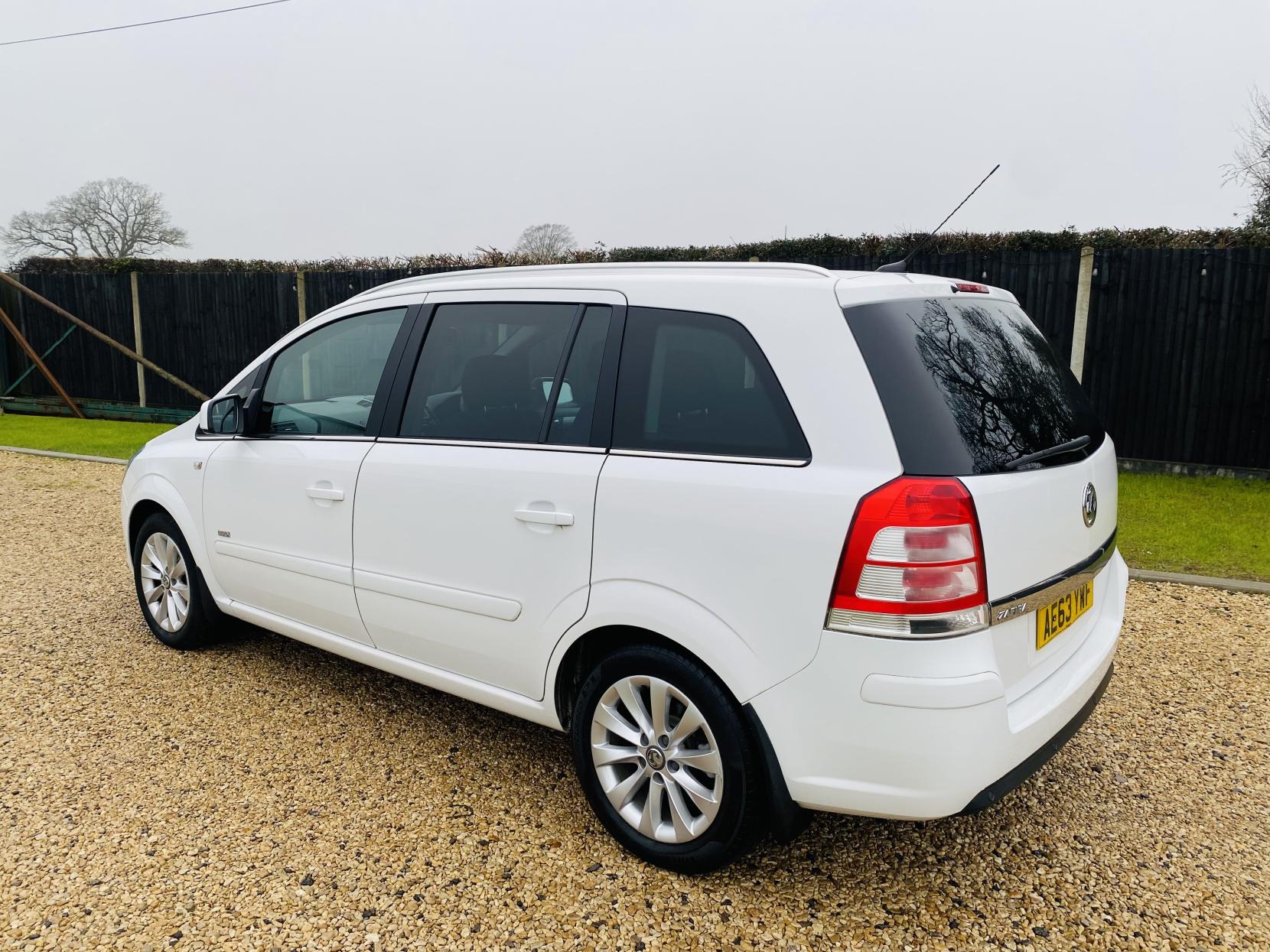 Vauxhall Zafira 1.8 16V Design MPV 5dr Petrol Manual Euro 5 (SNav) (140 ps)