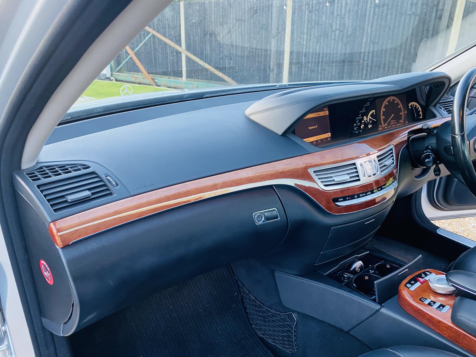 Mercedes-Benz S Class 3.0 S320 CDI V6 Saloon 4dr Diesel G-Tronic Euro 4 (231 ps)