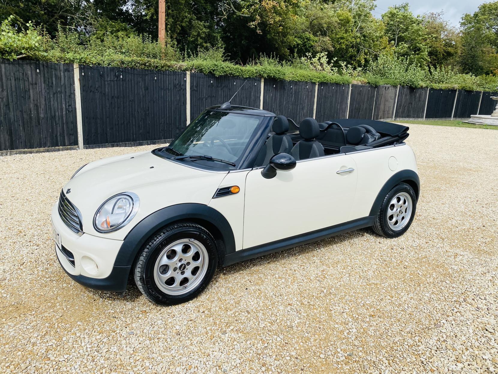 MINI Convertible 1.6 Cooper Convertible 2dr Petrol Auto Euro 6 (122 ps)