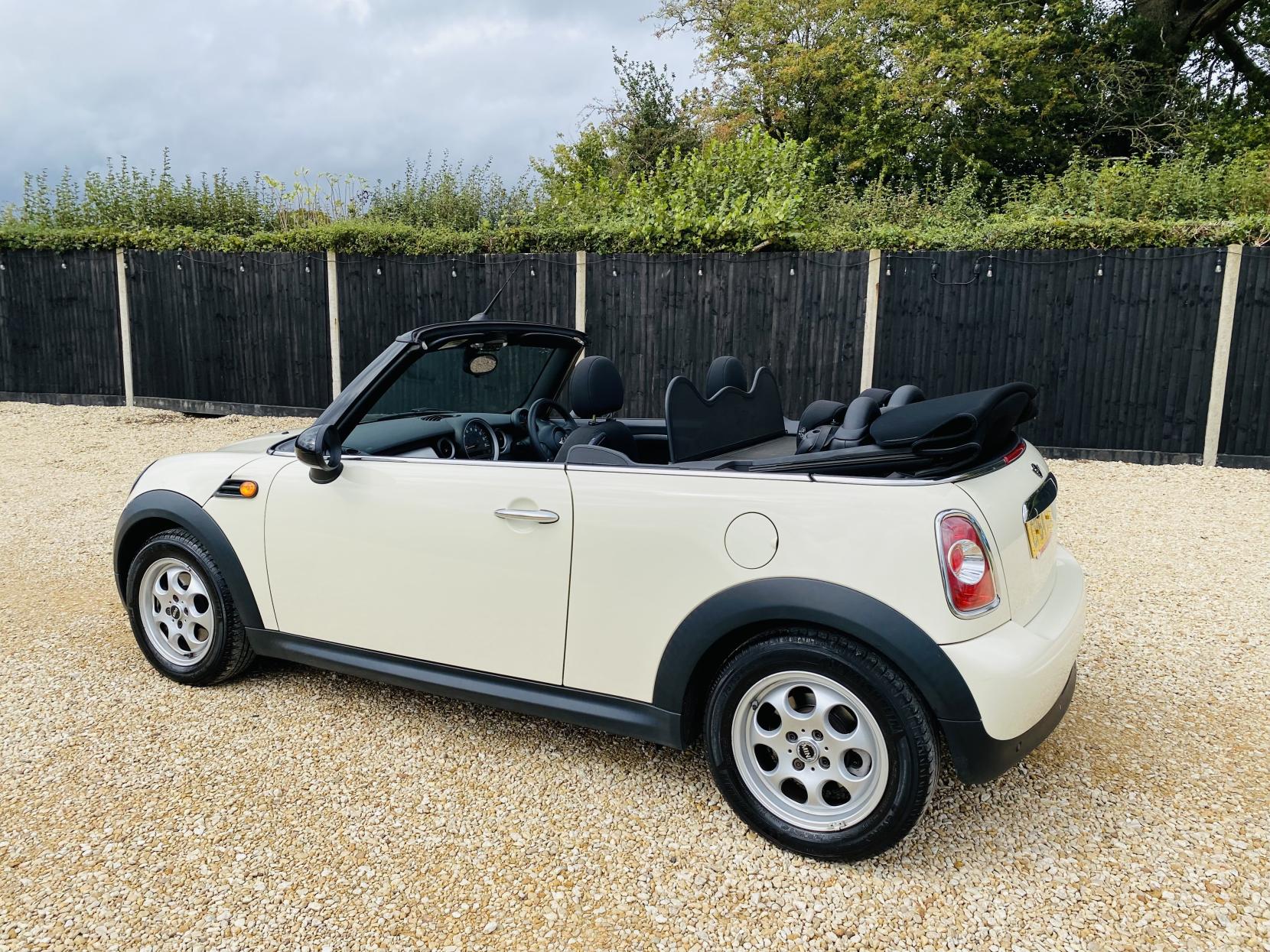 MINI Convertible 1.6 Cooper Convertible 2dr Petrol Auto Euro 6 (122 ps)