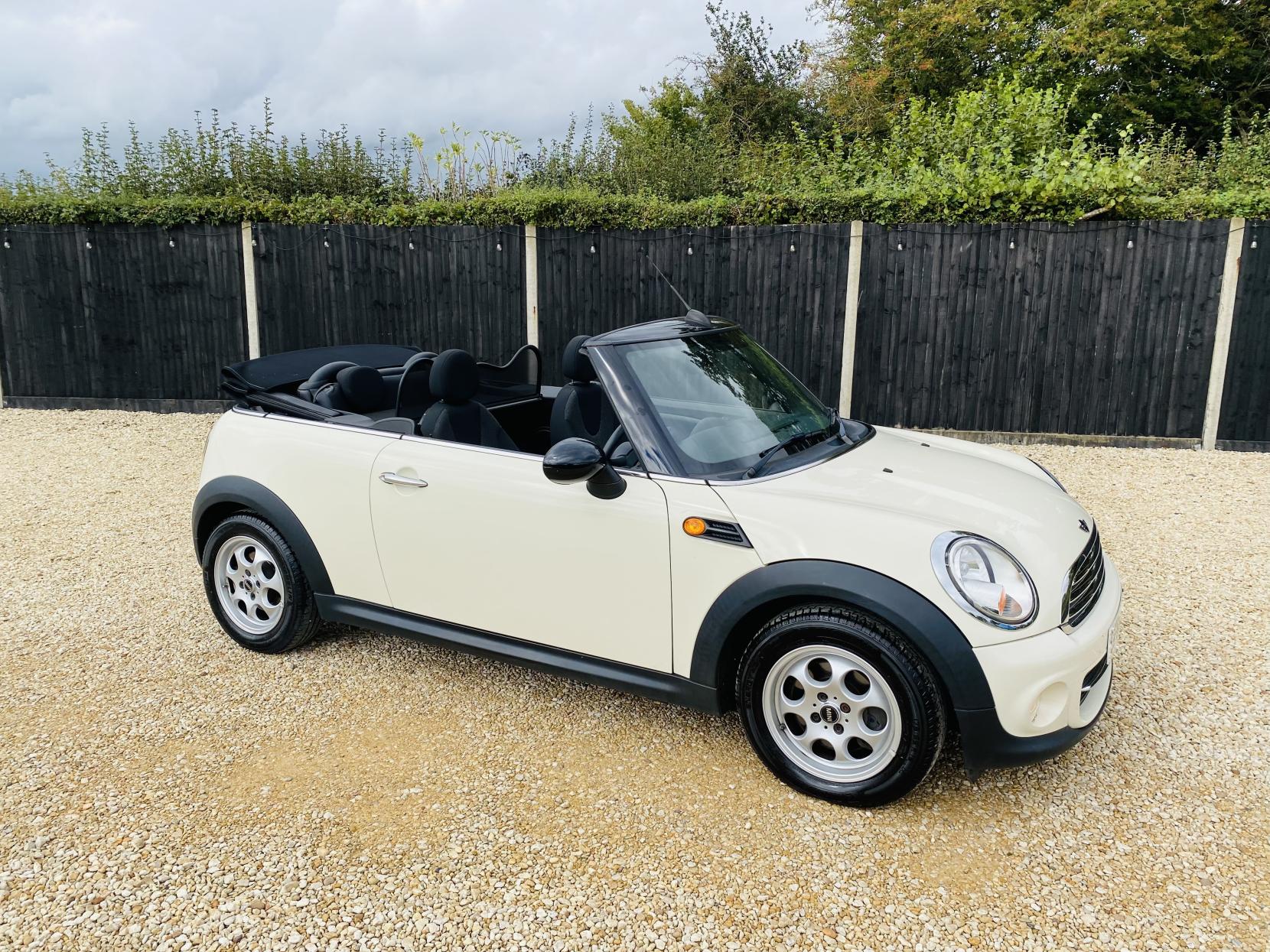 MINI Convertible 1.6 Cooper Convertible 2dr Petrol Auto Euro 6 (122 ps)
