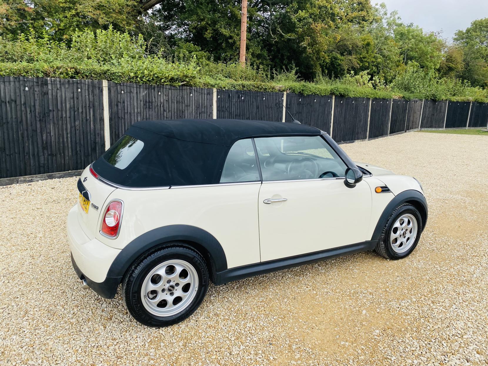 MINI Convertible 1.6 Cooper Convertible 2dr Petrol Auto Euro 6 (122 ps)