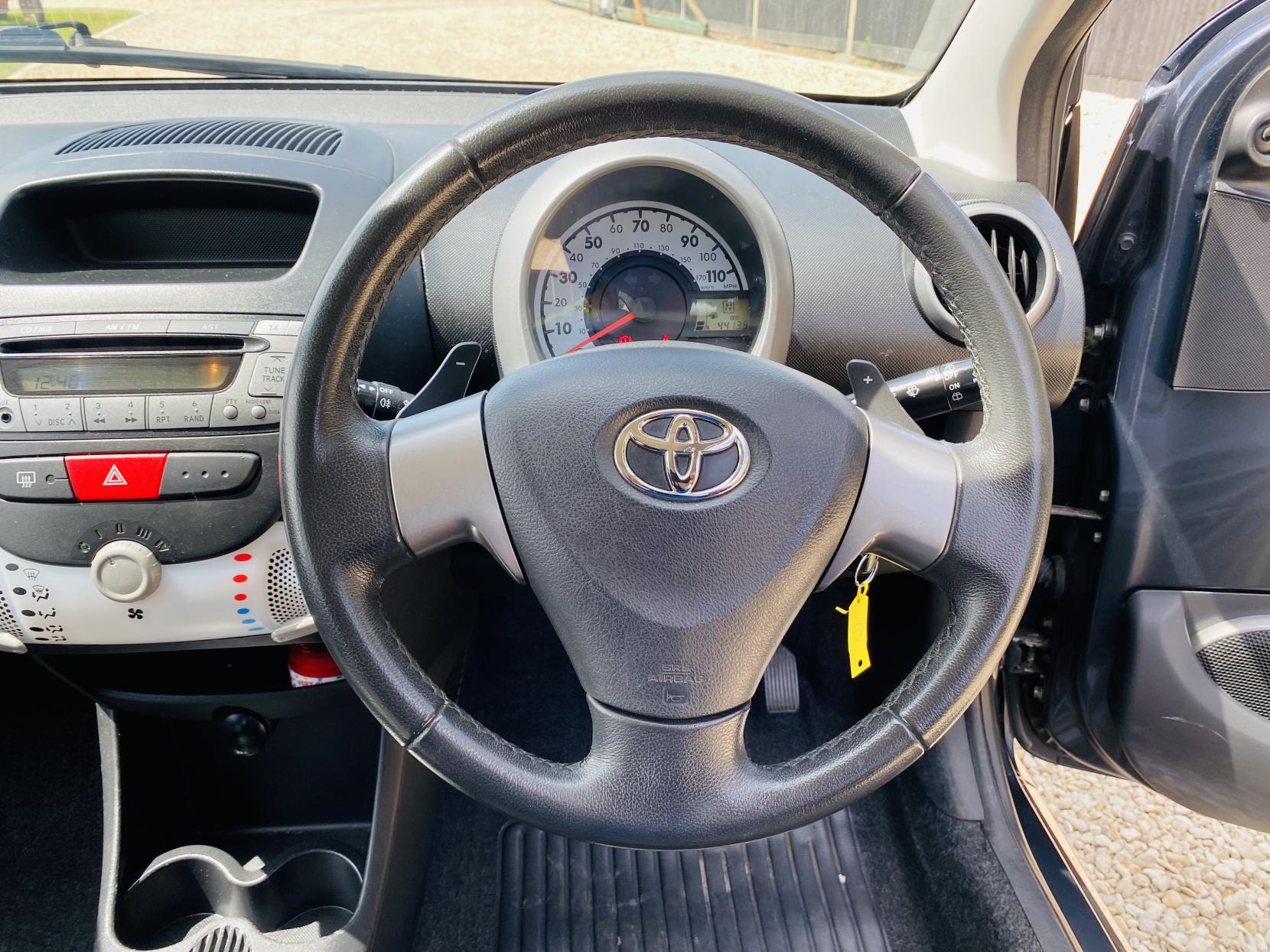 Toyota AYGO 1.0 VVT-i + Hatchback 3dr Petrol MultiMode Euro 5 (67 ps)