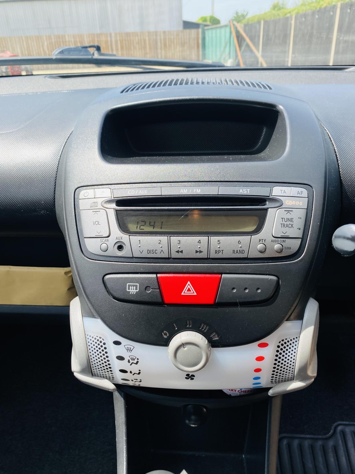 Toyota AYGO 1.0 VVT-i + Hatchback 3dr Petrol MultiMode Euro 5 (67 ps)