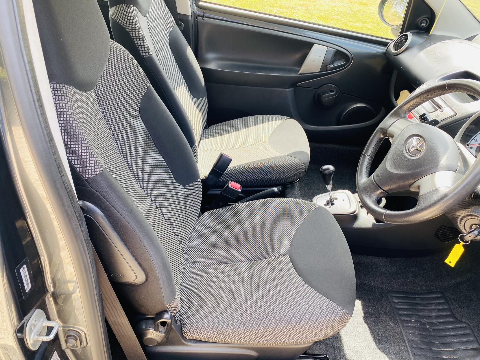 Toyota AYGO 1.0 VVT-i + Hatchback 3dr Petrol MultiMode Euro 5 (67 ps)