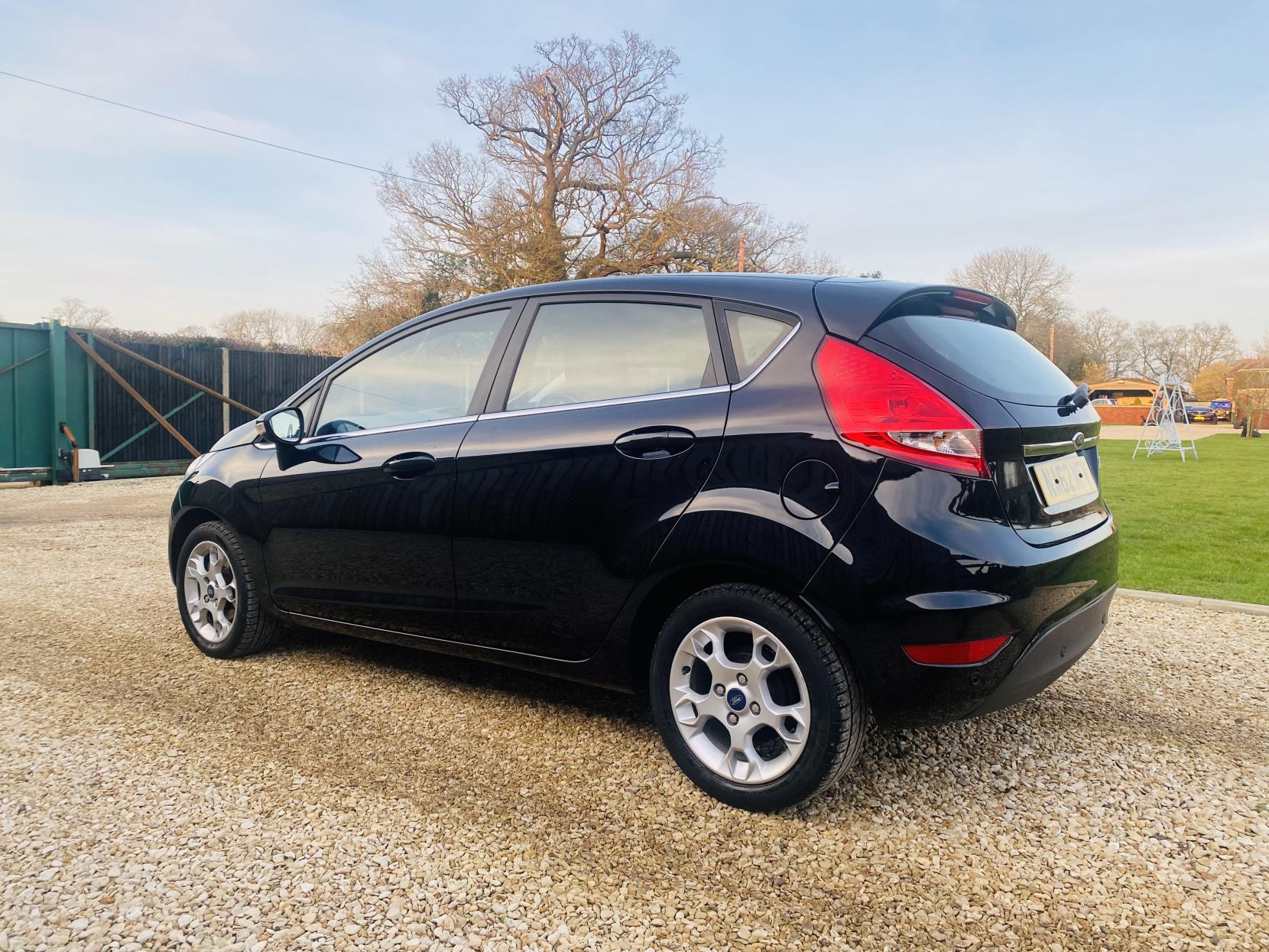 Ford Fiesta 1.4 Zetec Hatchback 5dr Petrol Automatic (154 g/km, 94 bhp)