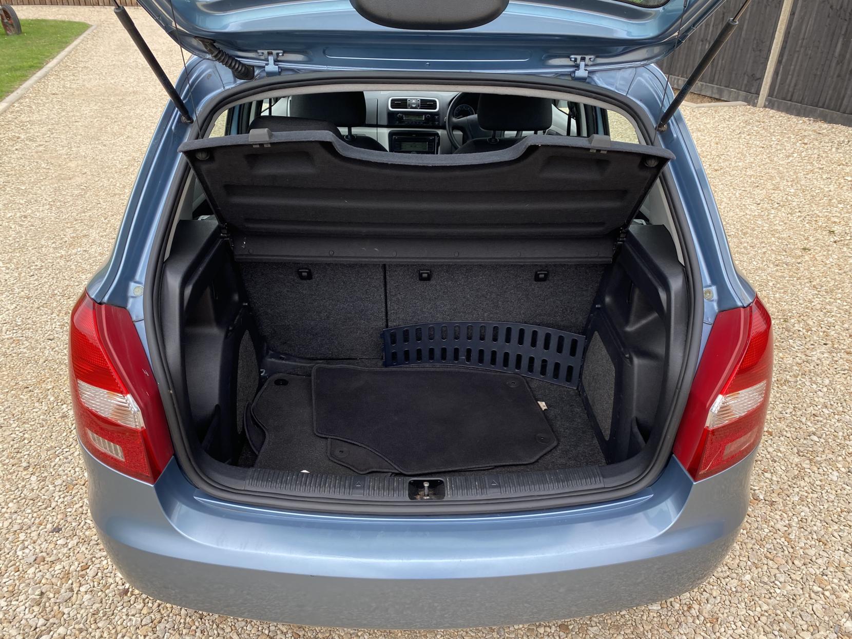 Skoda Fabia 1.6 16V 2 Hatchback 5dr Petrol Tiptronic (180 g/km, 105 bhp)
