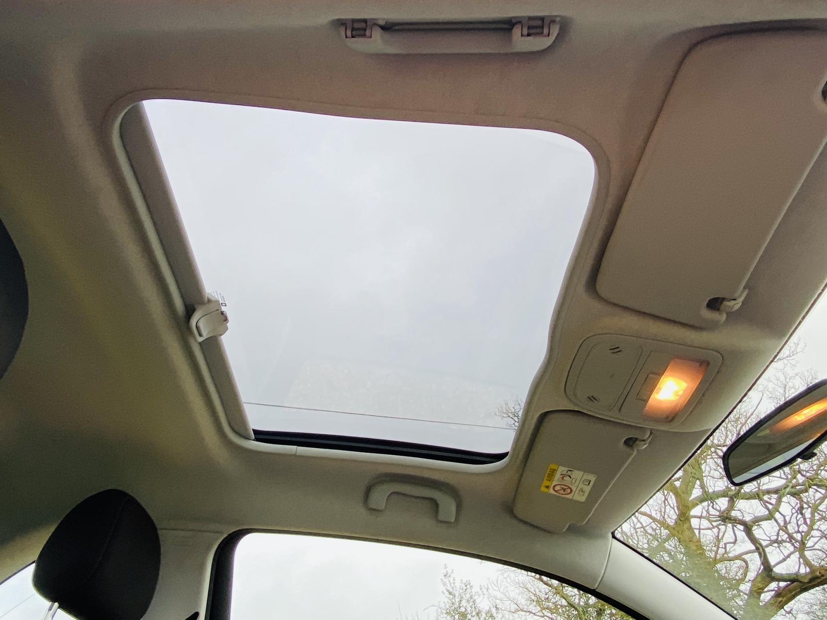 Vauxhall ADAM 1.2i GLAM Hatchback 3dr Petrol Manual Euro 6 (70 ps)