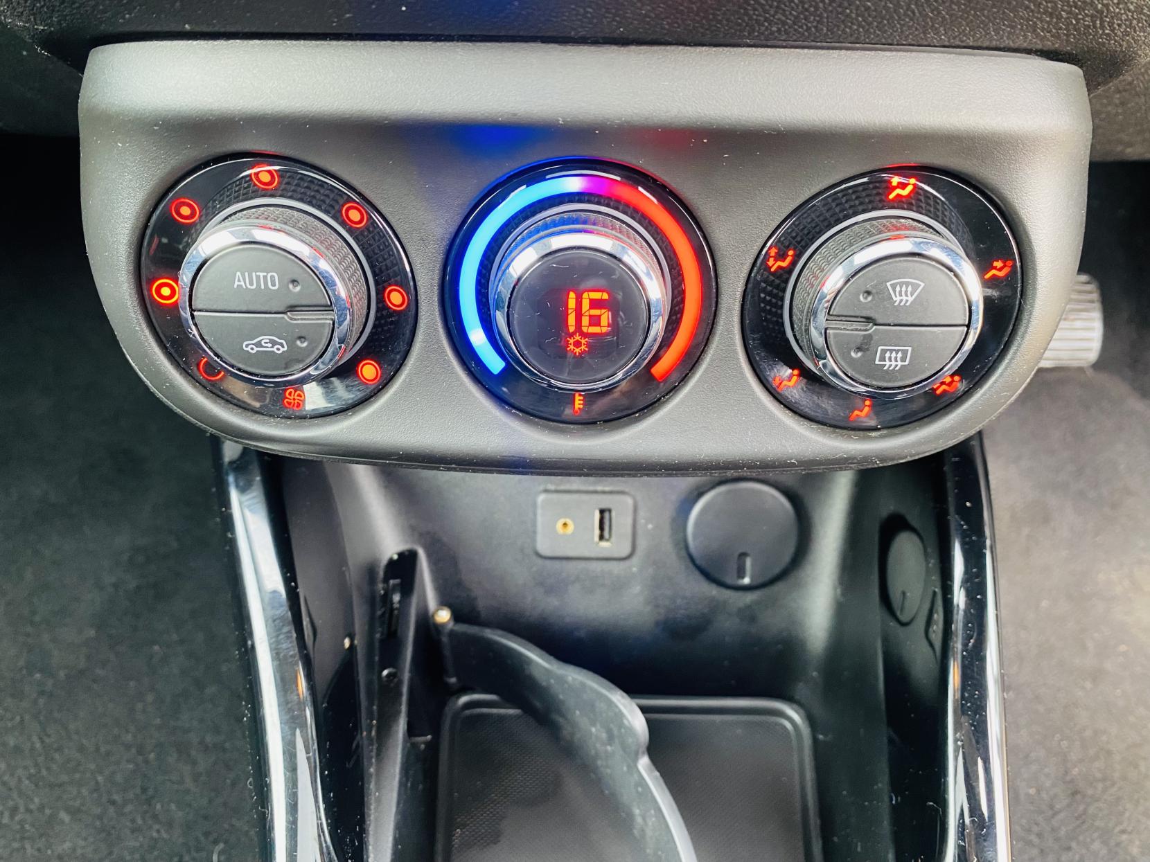 Vauxhall ADAM 1.2i GLAM Hatchback 3dr Petrol Manual Euro 6 (70 ps)