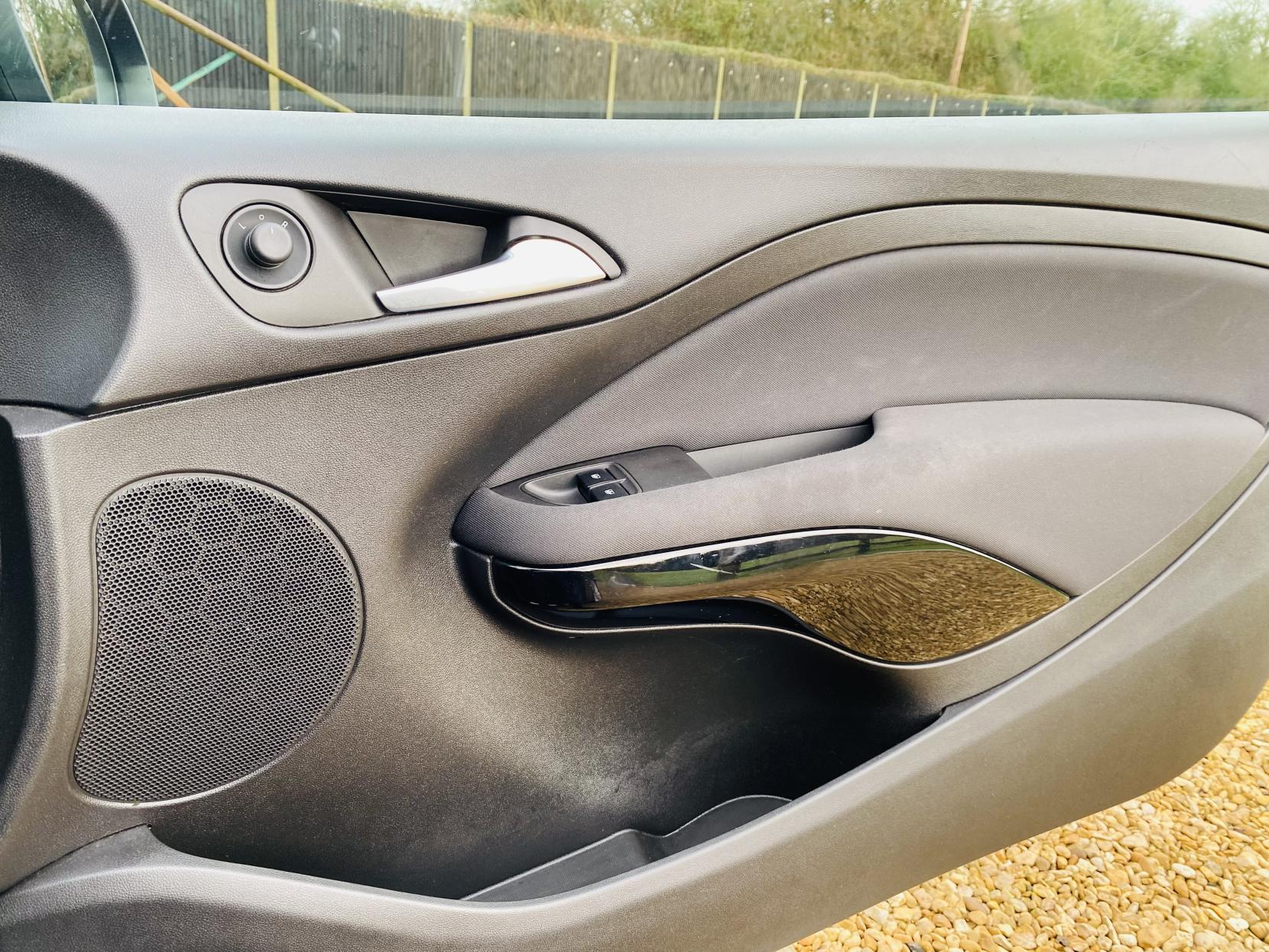 Vauxhall ADAM 1.2i GLAM Hatchback 3dr Petrol Manual Euro 6 (70 ps)