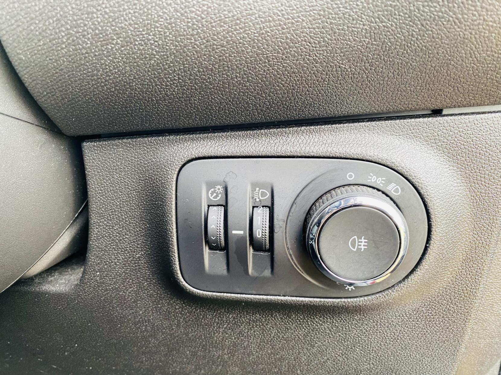 Vauxhall ADAM 1.2i GLAM Hatchback 3dr Petrol Manual Euro 6 (70 ps)