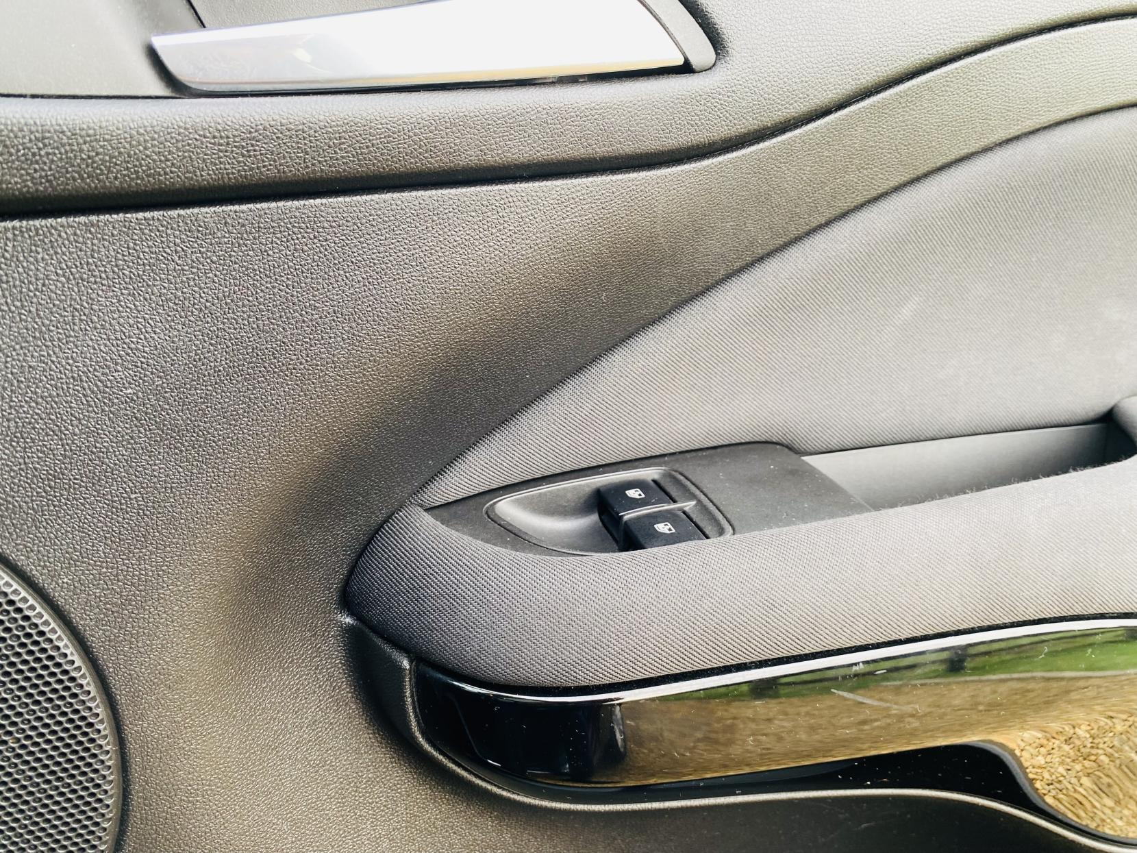 Vauxhall ADAM 1.2i GLAM Hatchback 3dr Petrol Manual Euro 6 (70 ps)