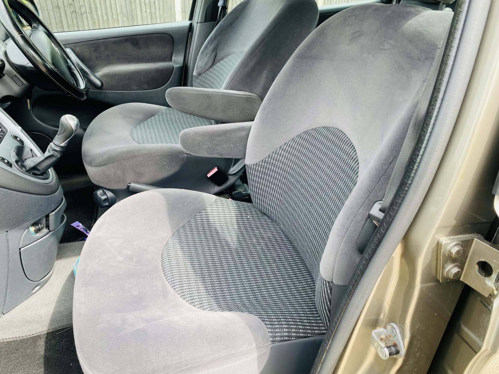 Citroen Xsara Picasso 1.6i 16V Desire MPV 5dr Petrol Manual (172 g/km, 110 bhp)