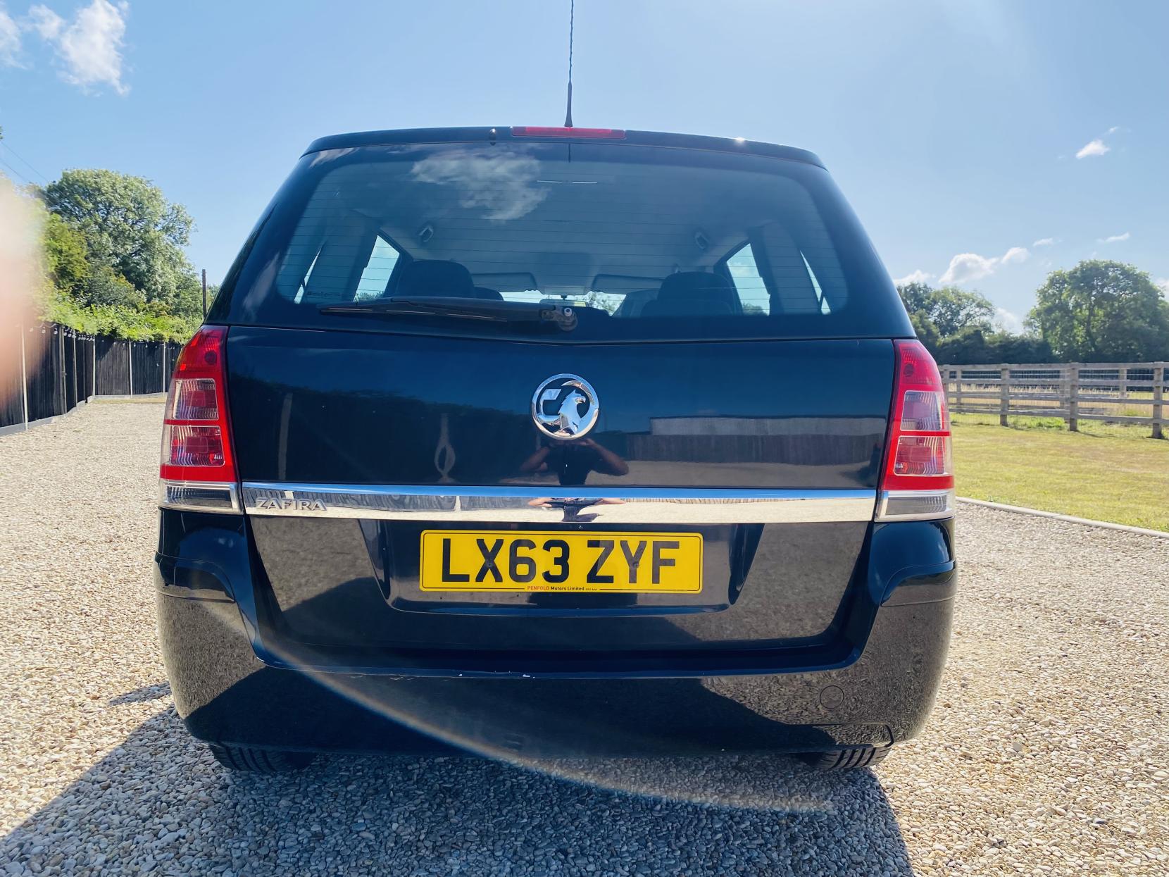 Vauxhall Zafira 1.6 16V Exclusiv MPV 5dr Petrol Manual Euro 5 (115 ps)