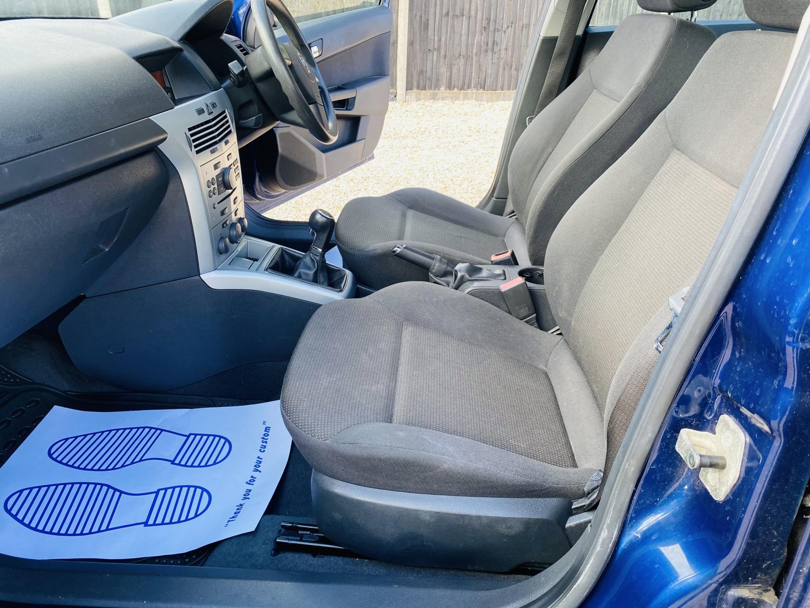 Vauxhall Astra 1.6i 16v Life Hatchback 5dr Petrol Manual (155 g/km, 113 bhp)