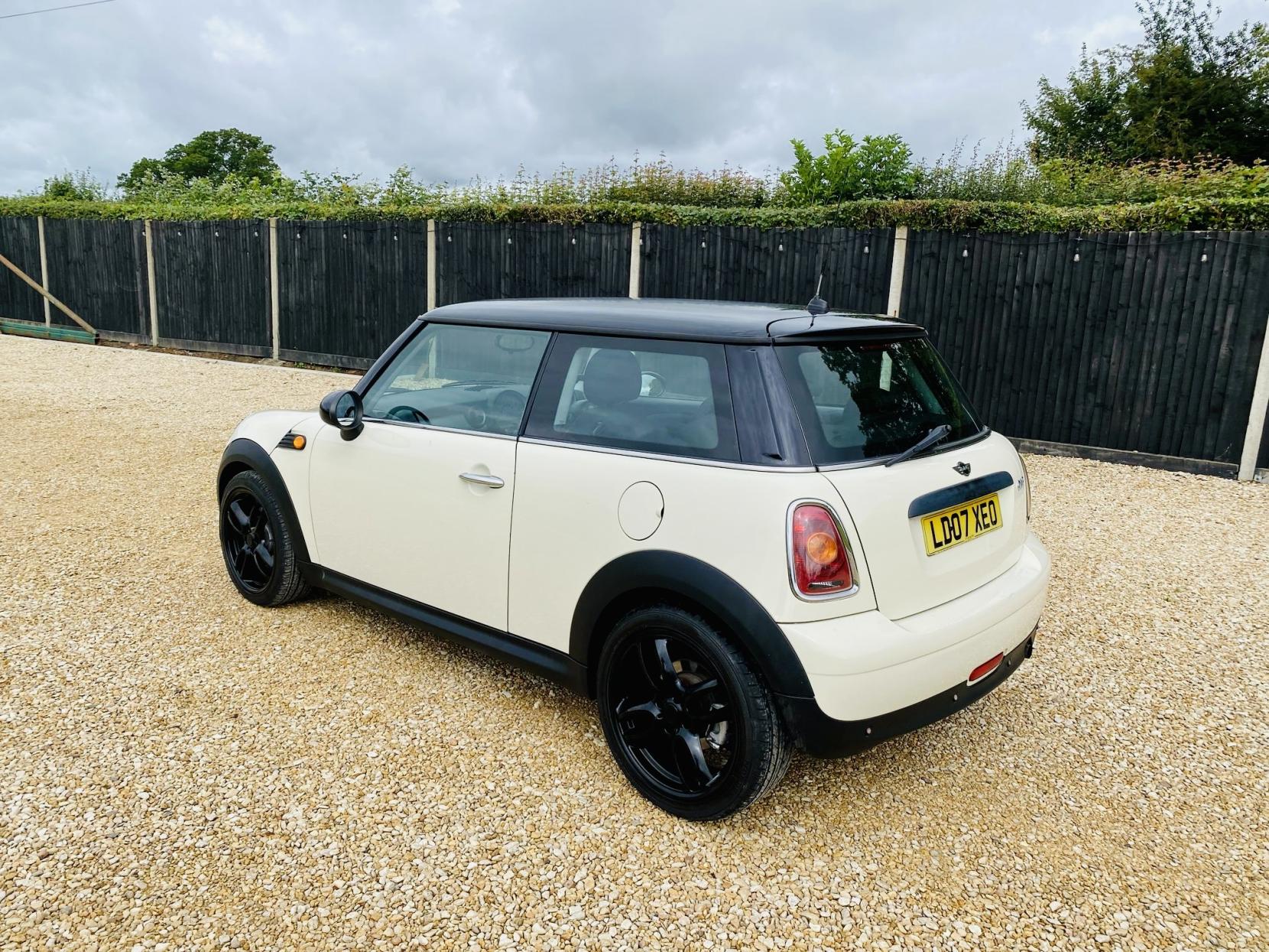 MINI Hatch 1.4 One Hatchback 3dr Petrol Steptronic Euro 4 (95 ps)