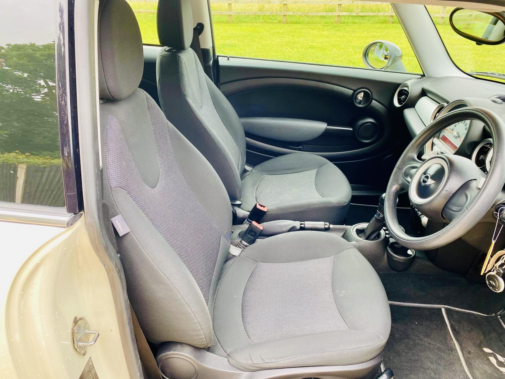 MINI Hatch 1.4 One Hatchback 3dr Petrol Steptronic Euro 4 (95 ps)