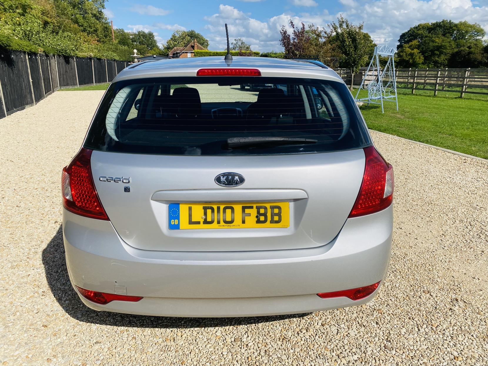 Kia Ceed 1.6 2 Hatchback 5dr Petrol Manual Euro 4 (124 bhp)