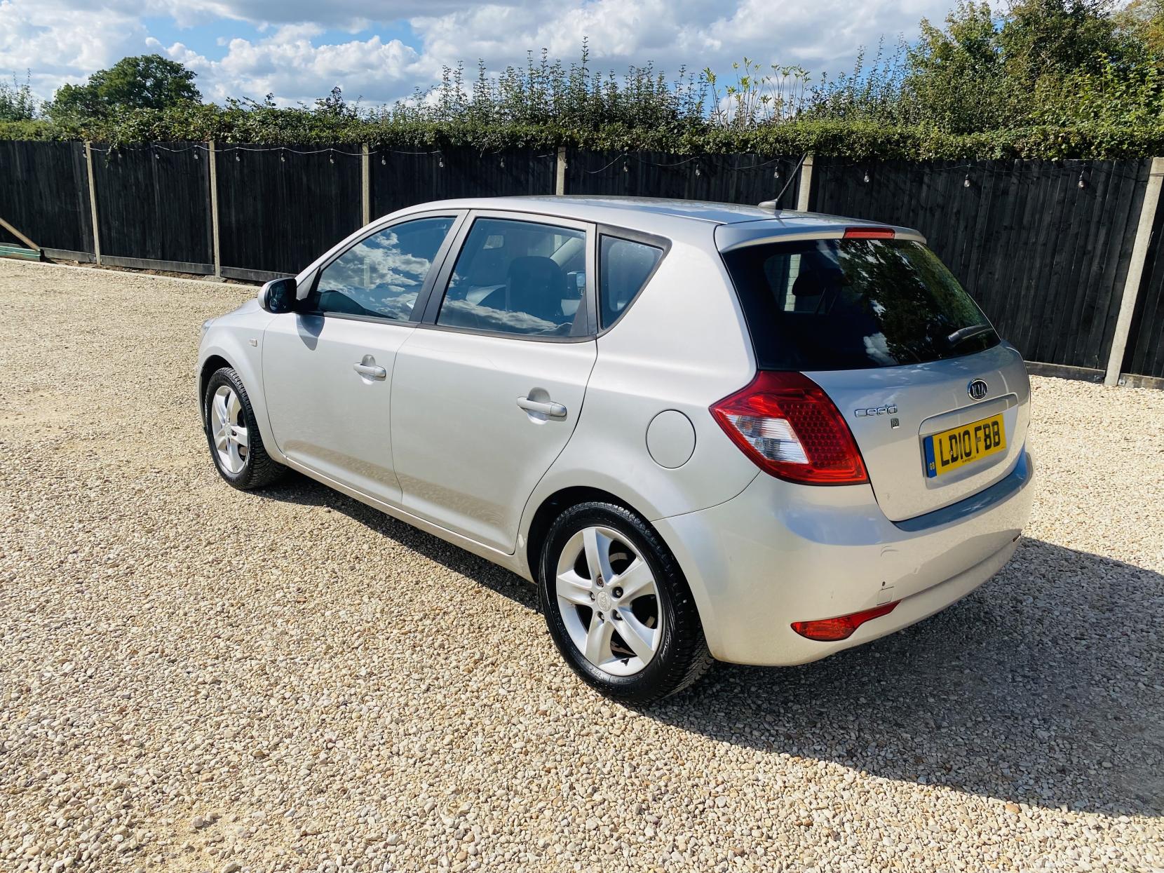 Kia Ceed 1.6 2 Hatchback 5dr Petrol Manual Euro 4 (124 bhp)