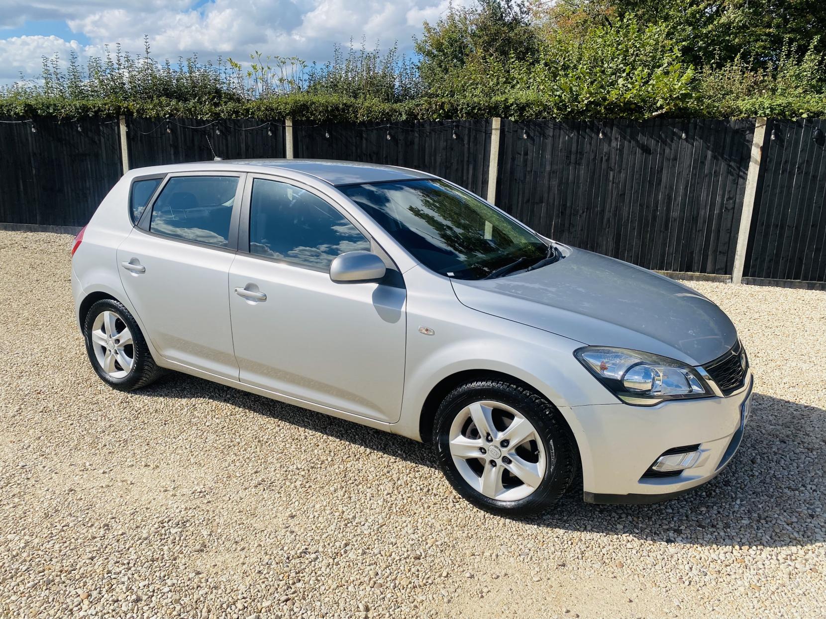 Kia Ceed 1.6 2 Hatchback 5dr Petrol Manual Euro 4 (124 bhp)
