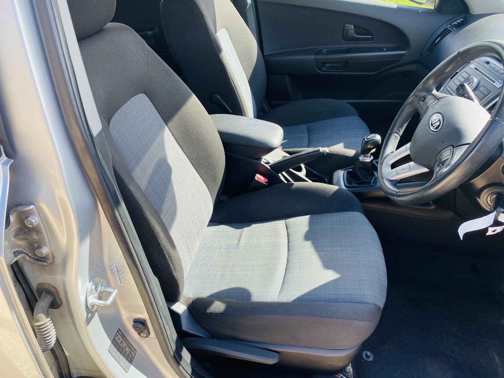 Kia Ceed 1.6 2 Hatchback 5dr Petrol Manual Euro 4 (124 bhp)