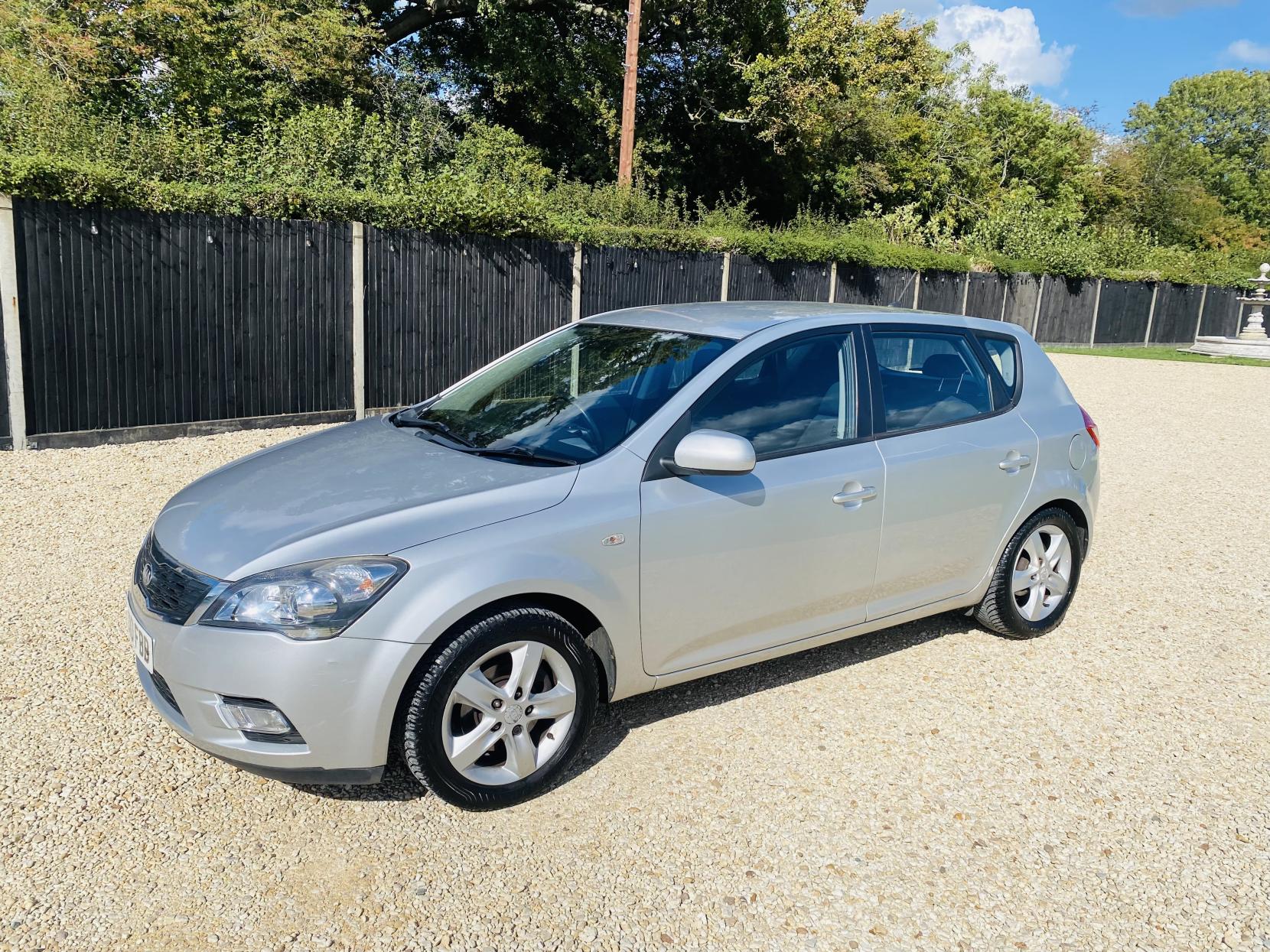 Kia Ceed 1.6 2 Hatchback 5dr Petrol Manual Euro 4 (124 bhp)