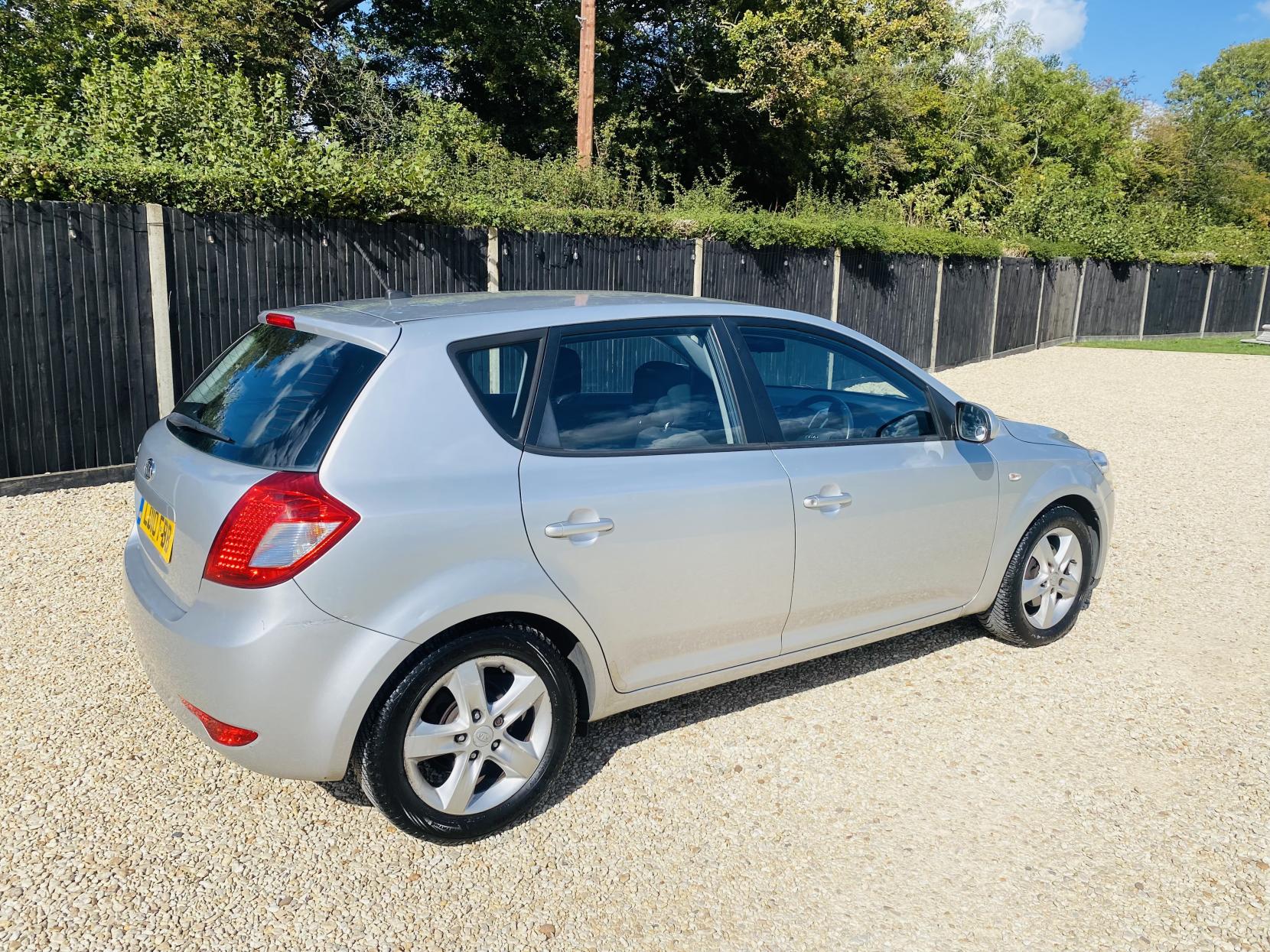 Kia Ceed 1.6 2 Hatchback 5dr Petrol Manual Euro 4 (124 bhp)
