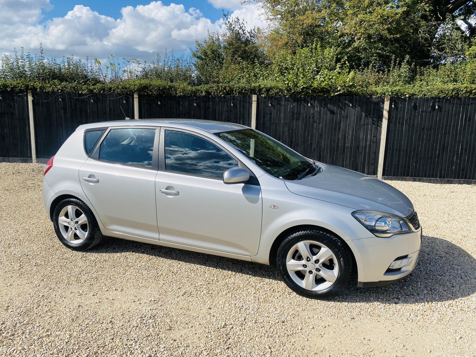 Kia Ceed 1.6 2 Hatchback 5dr Petrol Manual Euro 4 (124 bhp)