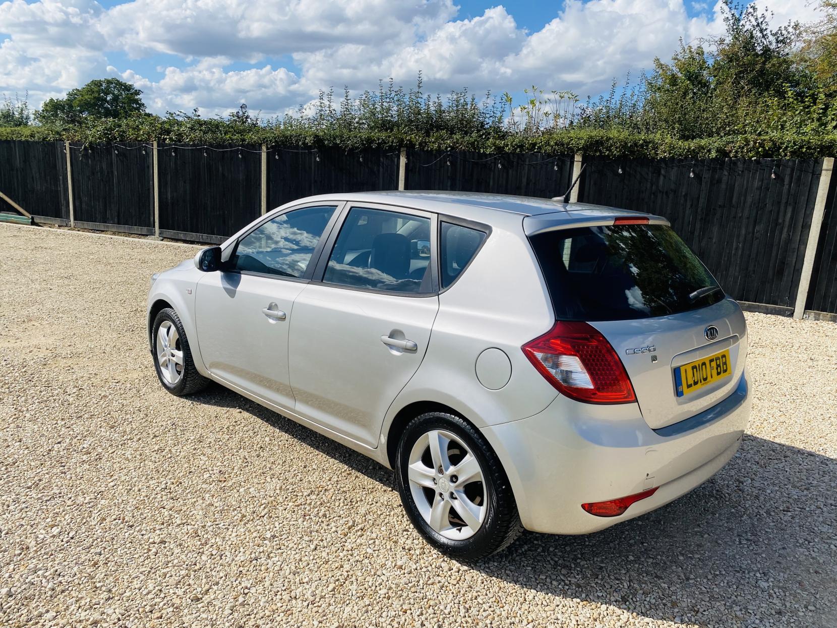 Kia Ceed 1.6 2 Hatchback 5dr Petrol Manual Euro 4 (124 bhp)