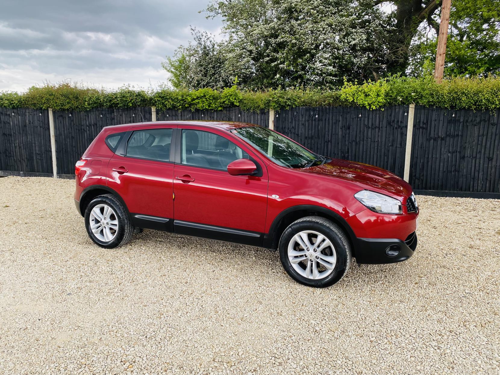 Nissan Qashqai 1.6 Acenta SUV 5dr Petrol CVT 2WD Euro 5 (117 ps)