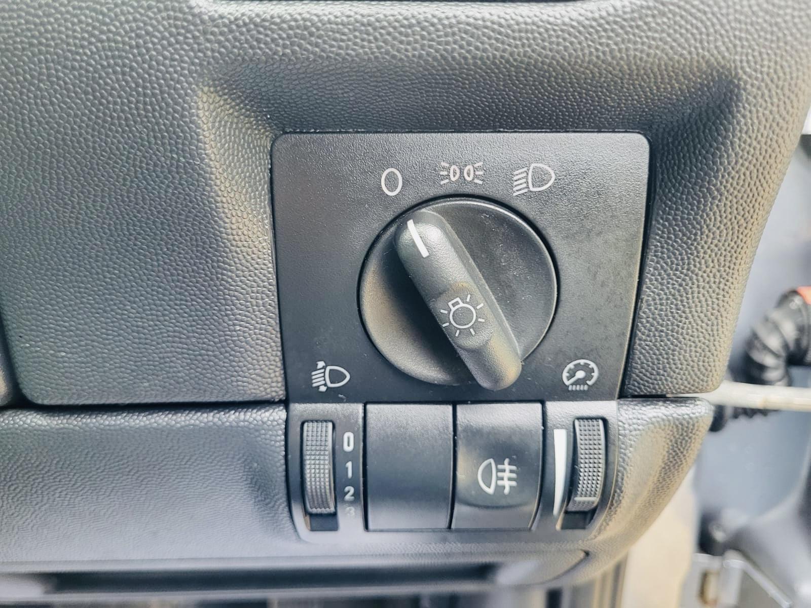 Vauxhall Corsa 1.4i 16v Design Hatchback 5dr Petrol Automatic (a/c) (180 g/km, 89 bhp)