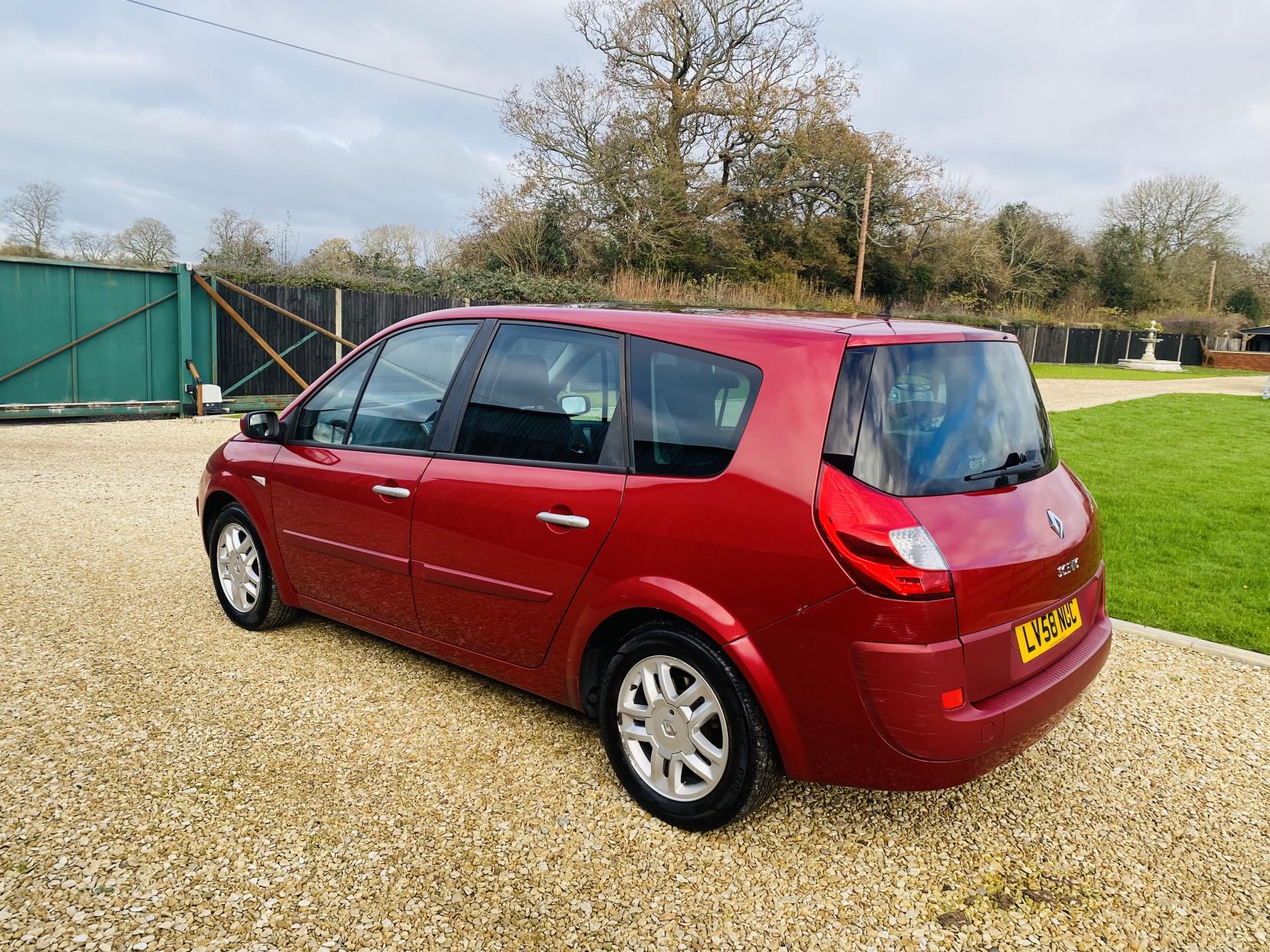 Renault Grand Scenic 2.0 VVT Dynamique S Hatchback 5dr Petrol Manual (193 g/km, 136 bhp)