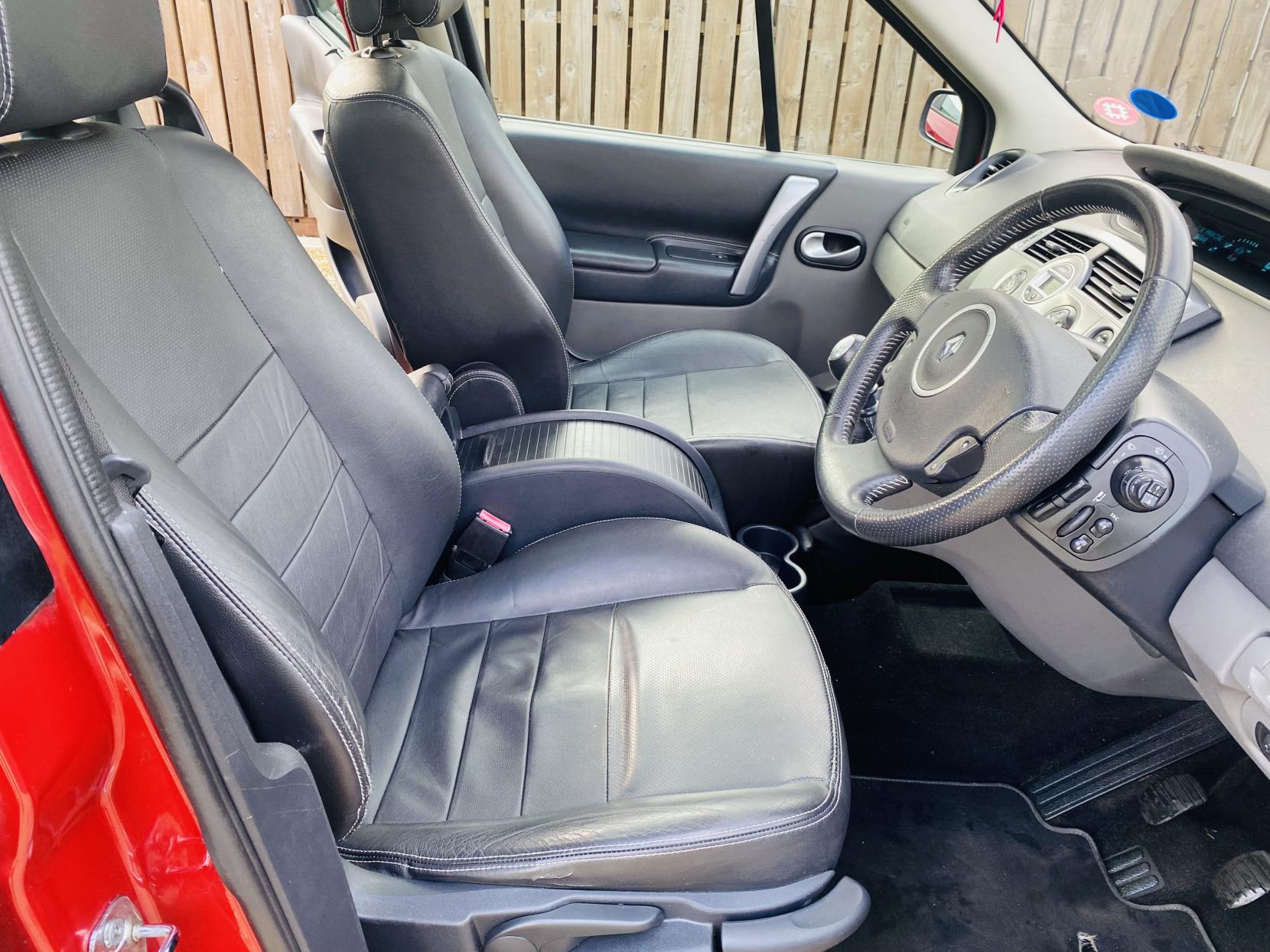 Renault Grand Scenic 2.0 VVT Dynamique S Hatchback 5dr Petrol Manual (193 g/km, 136 bhp)