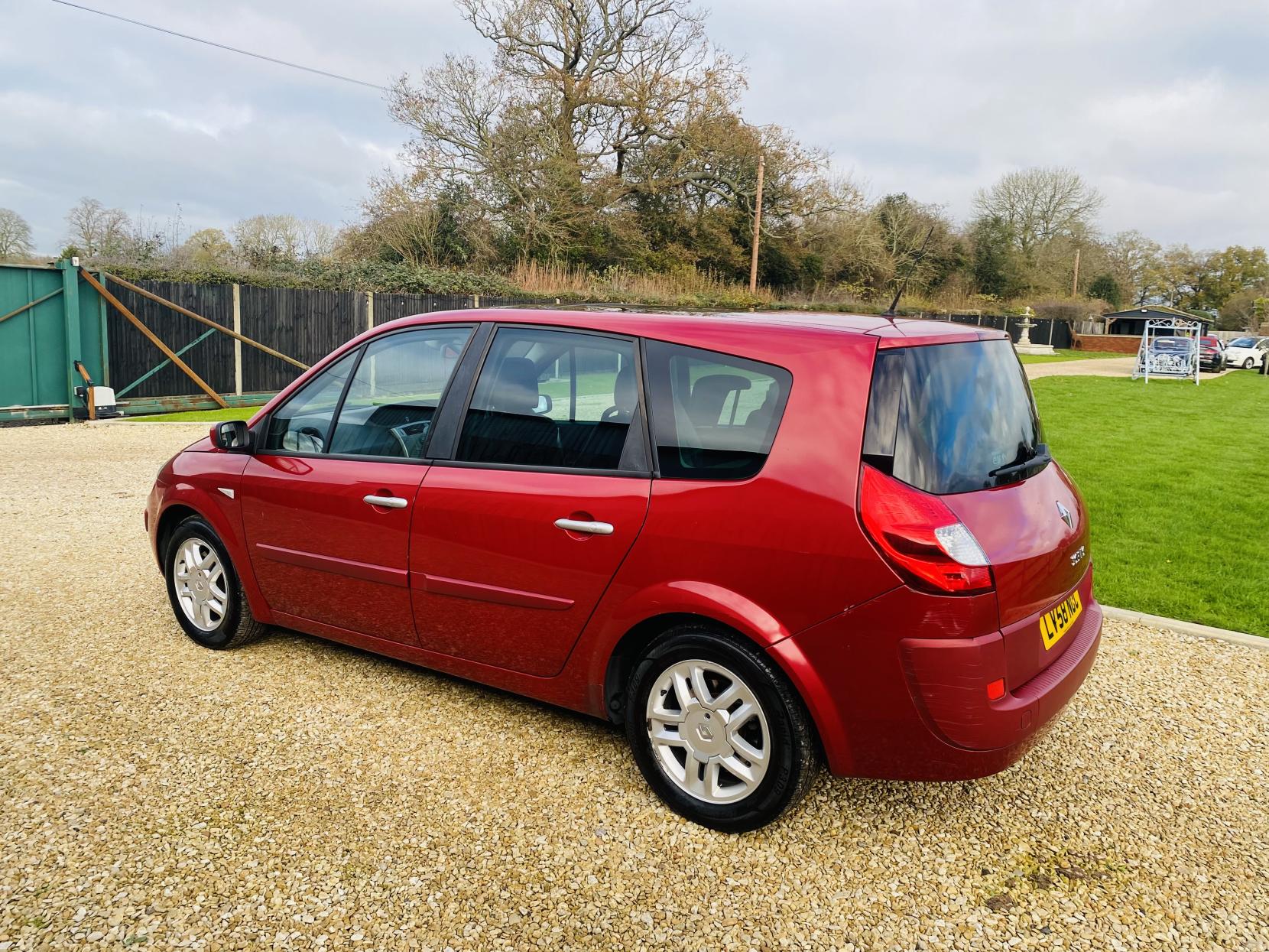 Renault Grand Scenic 2.0 VVT Dynamique S Hatchback 5dr Petrol Manual (193 g/km, 136 bhp)