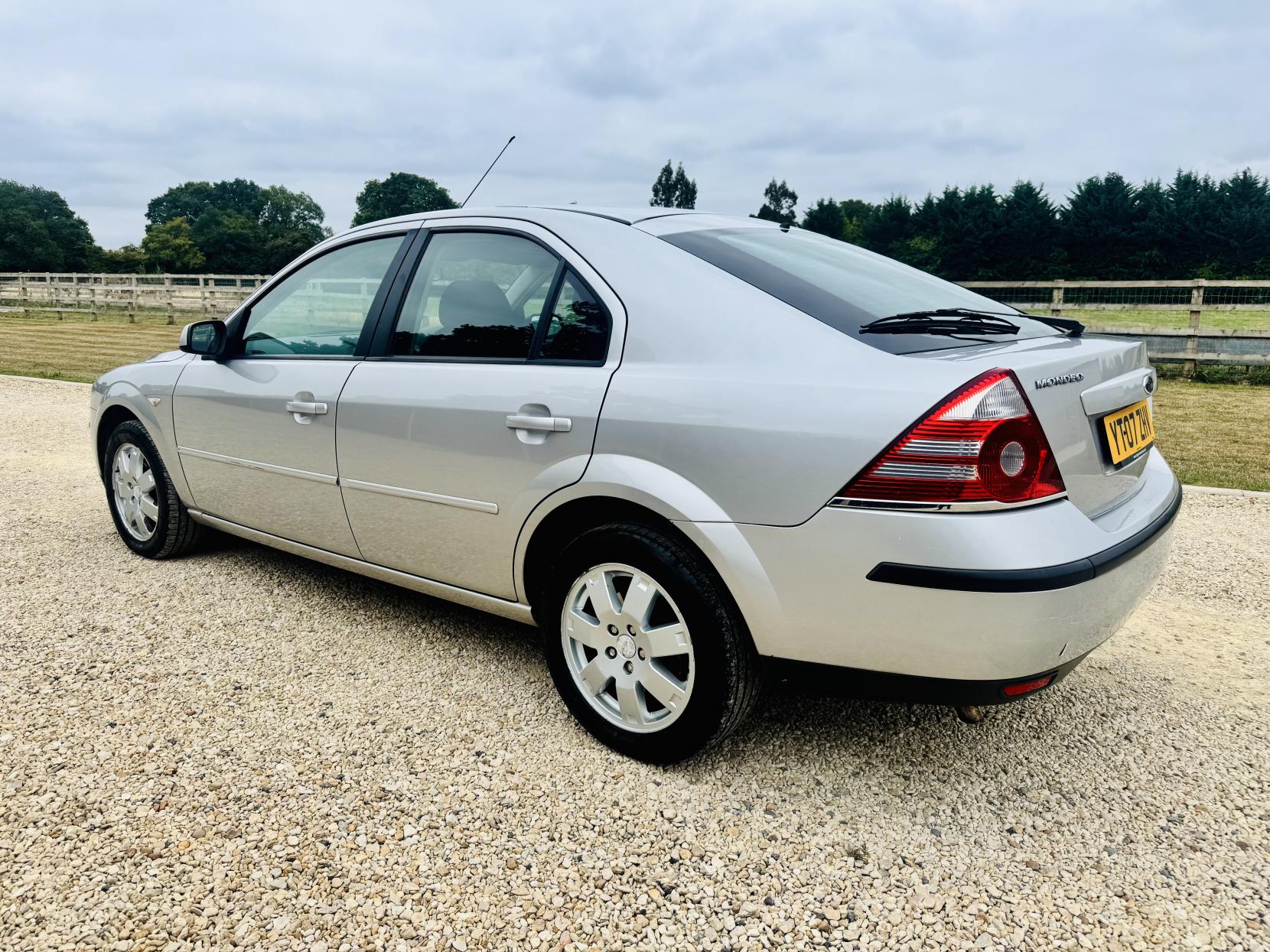 Ford Mondeo 2.0 Zetec Hatchback 5dr Petrol Automatic (226 g/km, 143 bhp)