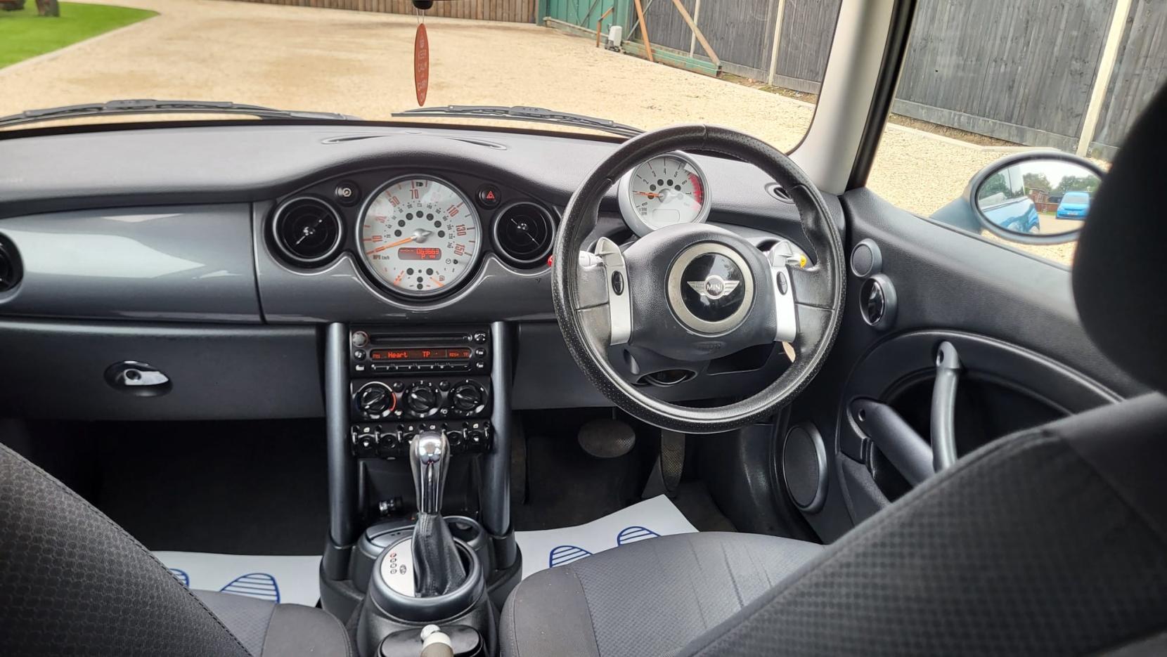 MINI Hatch 1.6 Cooper Hatchback 3dr Petrol CVT Euro 4 (116 bhp)