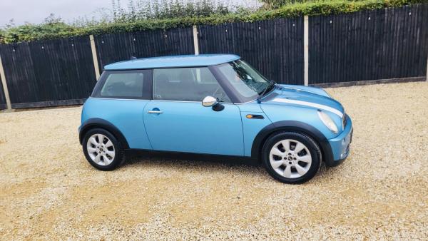 MINI Hatch 1.6 Cooper Hatchback 3dr Petrol CVT Euro 4 (116 bhp)