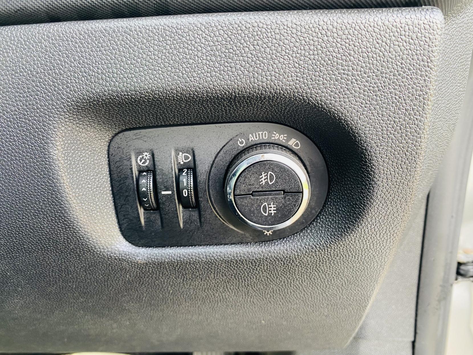 Vauxhall Corsa 1.4i 16v SE Hatchback 5dr Petrol Automatic (a/c) (138 g/km, 99 bhp)