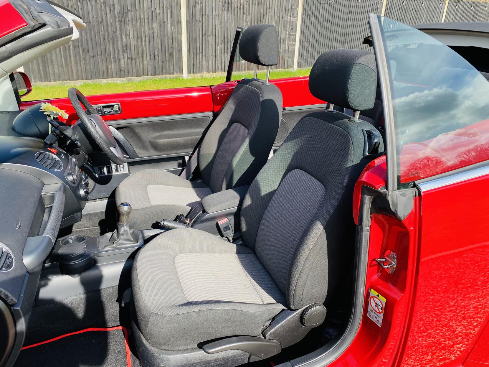 Volkswagen Beetle 1.4 16V Luna Cabriolet 2dr Petrol Manual Euro 4 (75 ps)