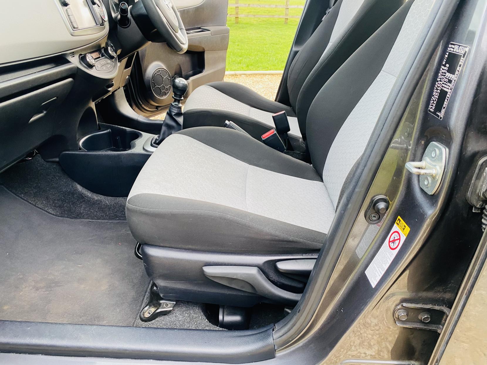 Toyota Yaris 1.33 Dual VVT-i T Spirit Hatchback 5dr Petrol Manual Euro 5 (101 ps)