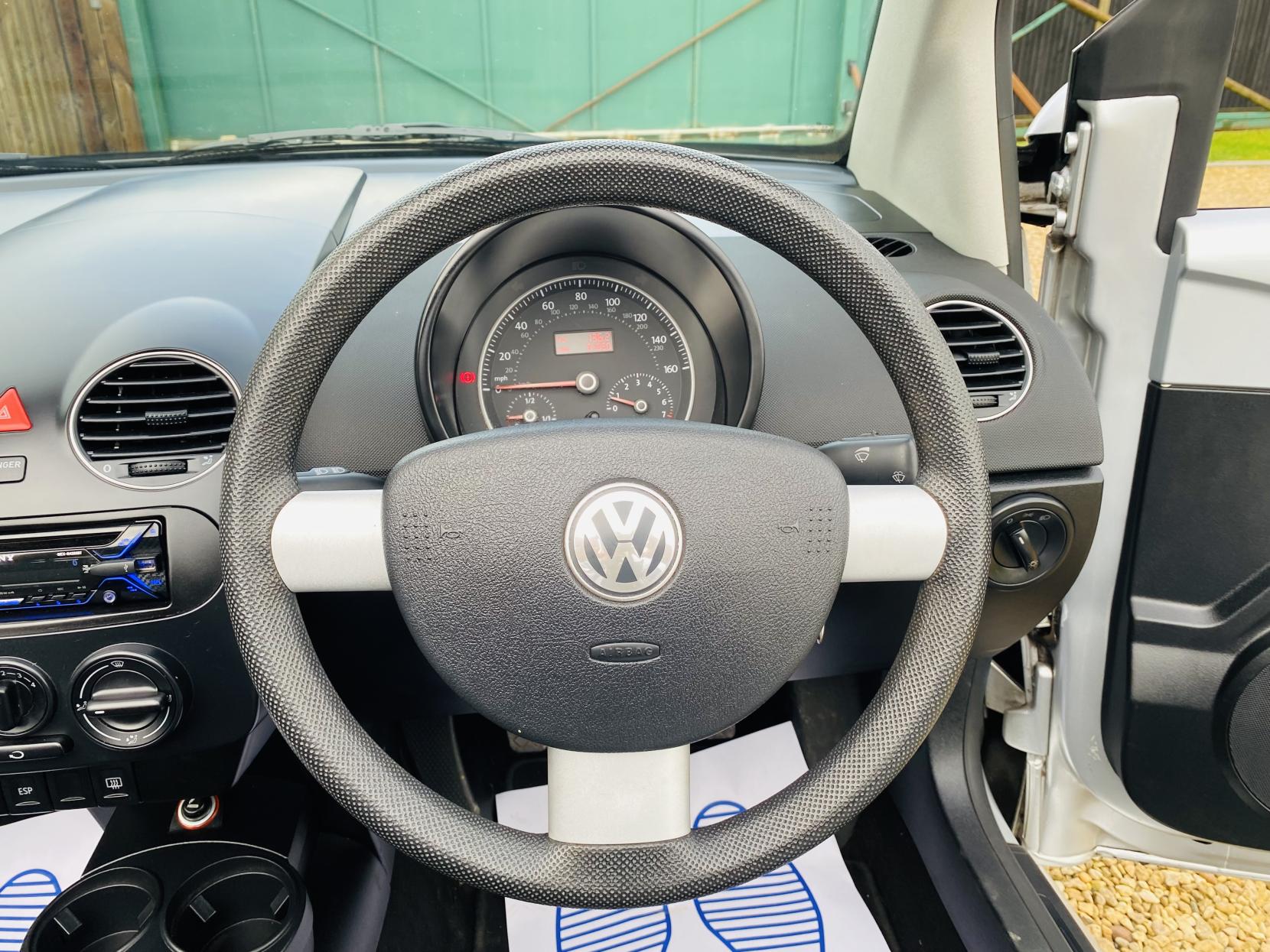 Volkswagen Beetle 1.6 Sola Cabriolet 2dr Petrol Manual Euro 4 (102 ps)