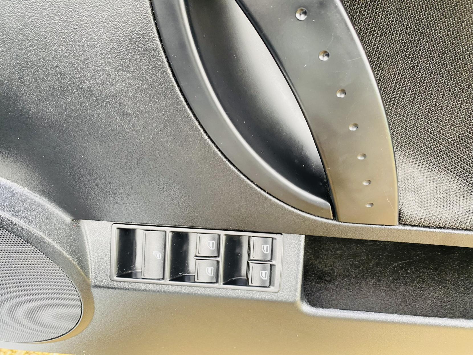 Volkswagen Beetle 1.6 Sola Cabriolet 2dr Petrol Manual Euro 4 (102 ps)