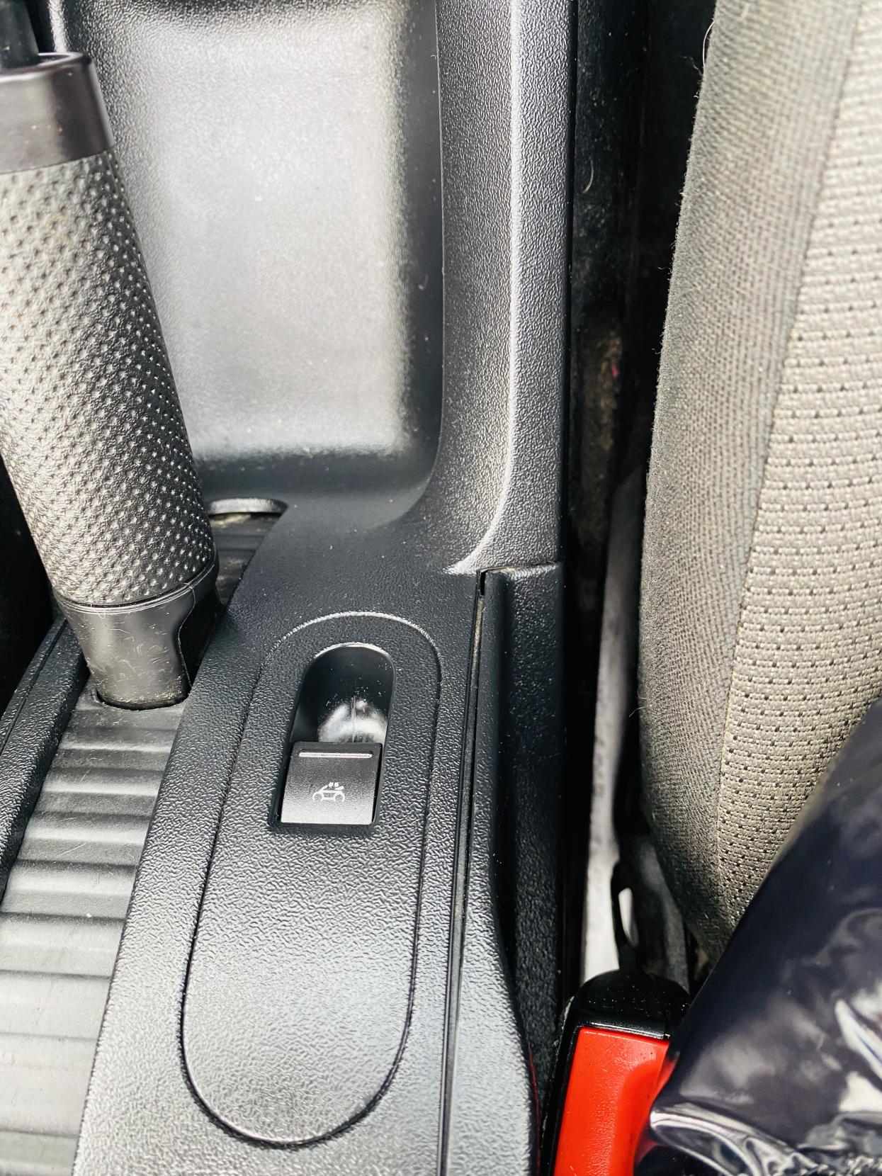 Volkswagen Beetle 1.6 Sola Cabriolet 2dr Petrol Manual Euro 4 (102 ps)