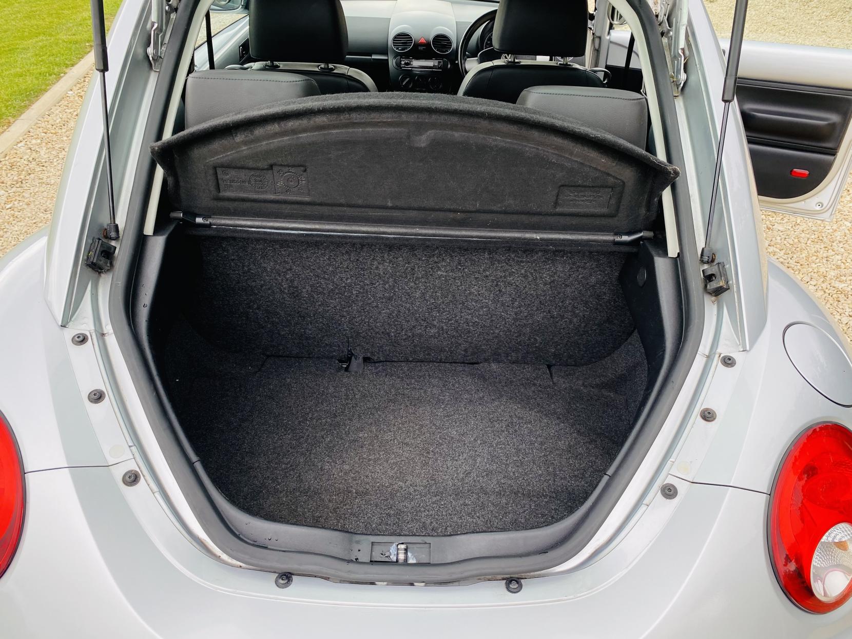 Volkswagen Beetle 2.0 Hatchback 3dr Petrol Tiptronic Euro 4 (115 ps)